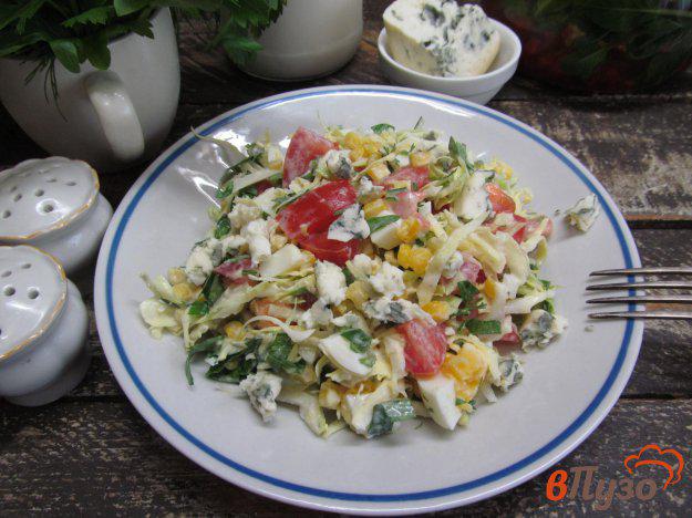 фото рецепта: Салат из молодой капусты с сыром и помидором