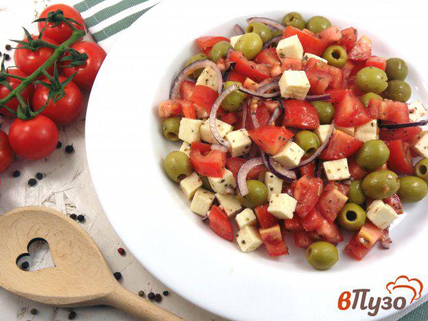 фото рецепта: Салат из помидоров с адыгейским сыром и оливками