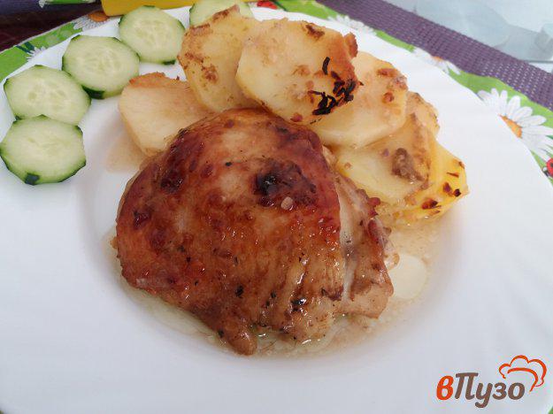 фото рецепта: Запеченные куриные бёдрышки с картофелем