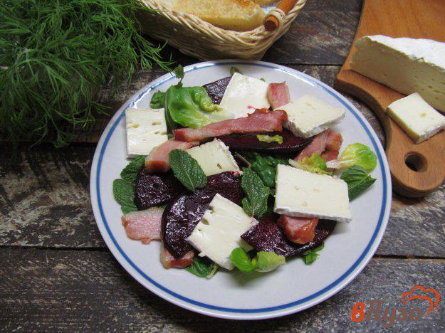 фото рецепта: Салат из свеклы с сыром бри и беконом