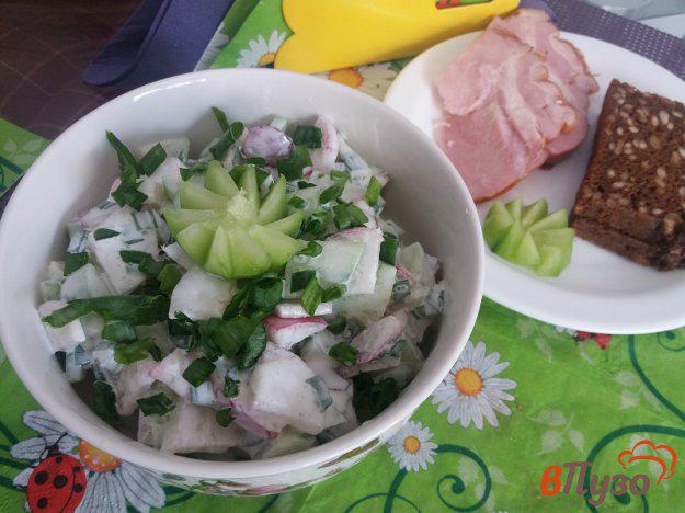 фото рецепта: Салат весенний из редиски и огурцов
