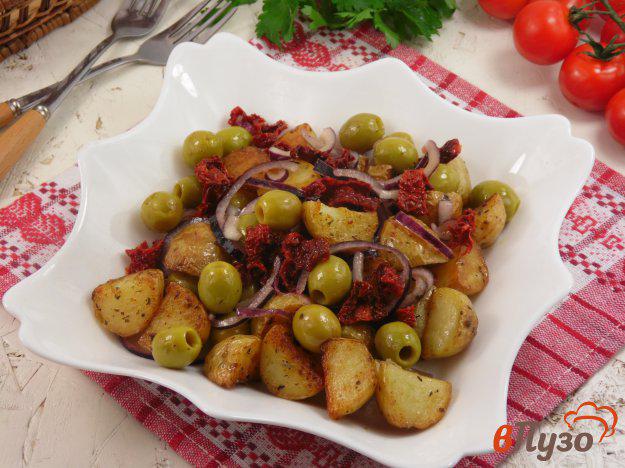 фото рецепта: Салат с молодым картофелем и вялеными томатами