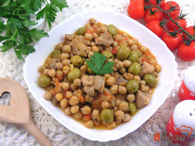 фото рецепта: Свинина с консервированным нутом и оливками