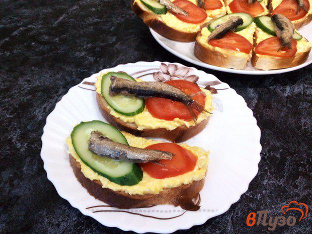 фото рецепта: Бутерброды со шпротами и яичной намазкой