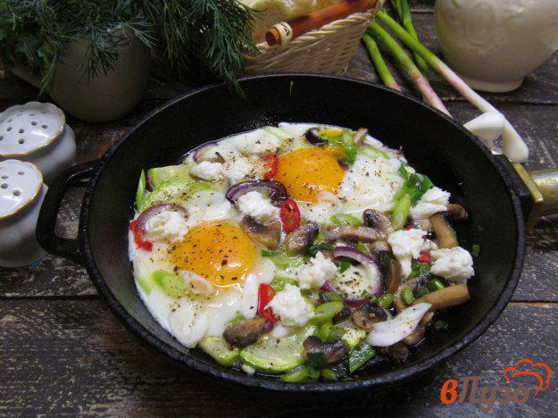 фото рецепта: Яичница с кабачком и моцареллой