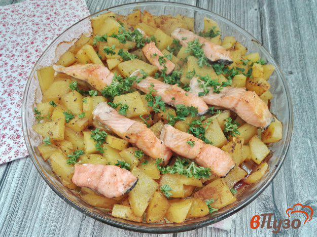фото рецепта: Картофель с форелью в духовке
