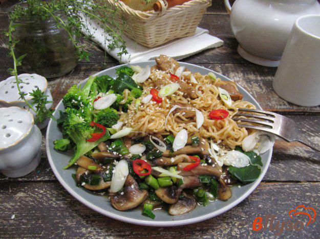 фото рецепта: Салат из вермишели с мясом и грибами