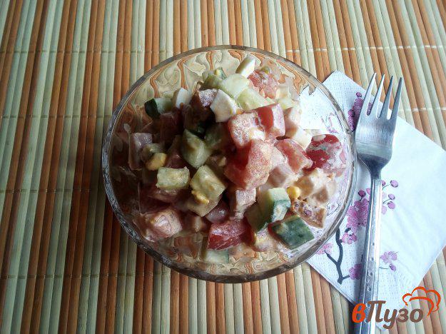фото рецепта: Салат из помидоров, огурцов и балыка
