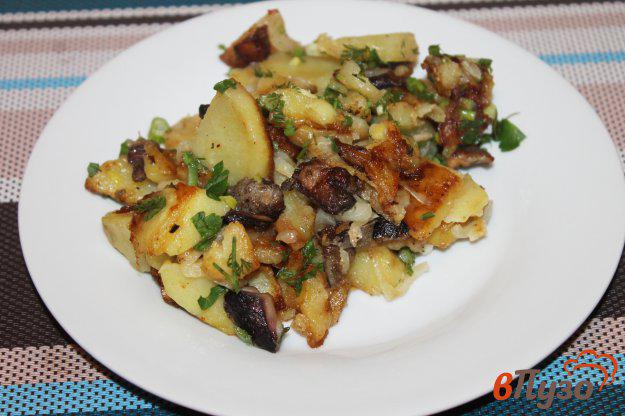 фото рецепта: Жареный картофель с маслятами и луком