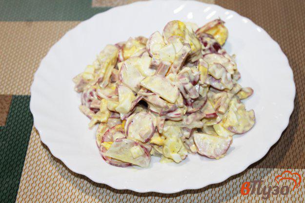 фото рецепта: Салат из редиса с яйцами и колбасой