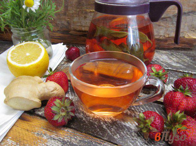 фото рецепта: Имбирный чай с клубникой и мятой