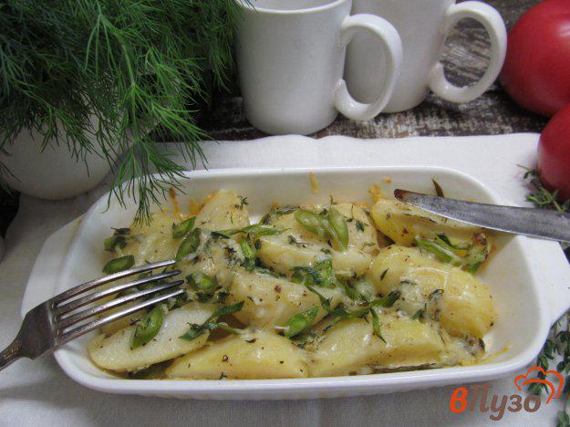фото рецепта: Запеченные картофельные дольки под сыром