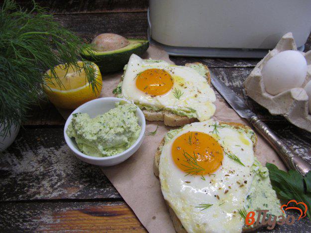 фото рецепта: Бутерброды с авокадо и яйцом
