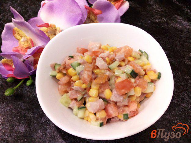 фото рецепта: Салат с копченым окорочком кукурузой и овощами