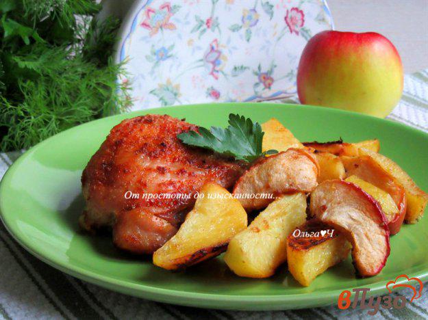 фото рецепта: Куриные бедра, запеченные с картофелем и яблоками