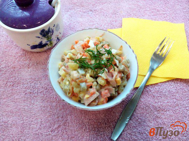 фото рецепта: Салат с овощами горошком и копченым окорочком