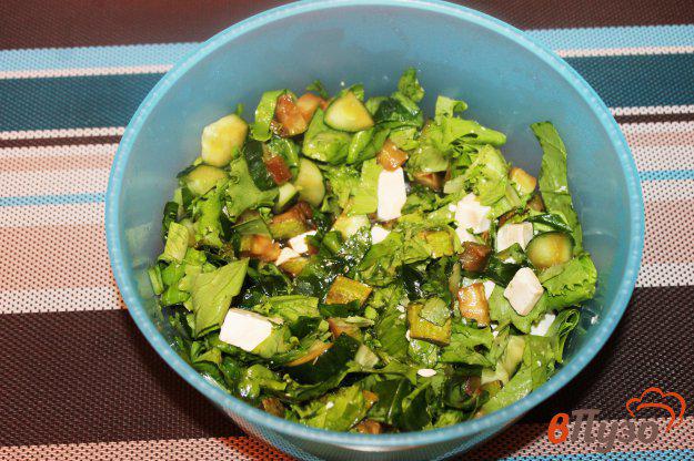 фото рецепта: Зеленый салат со шпинатом и кабачком