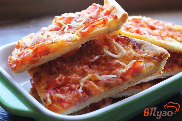 фото рецепта: Тонкая пицца с колбасой и маринованным луком