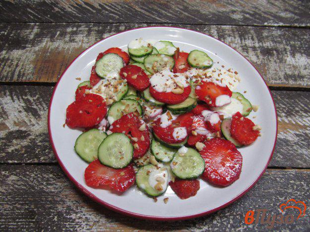 фото рецепта: Салат из клубники с огурцом