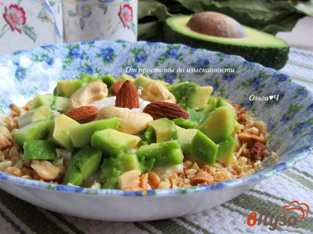 фото рецепта: Творог с авокадо и орехами