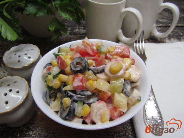 фото рецепта: Крабовый салат с овощами и оливками