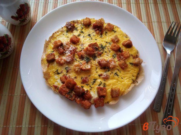 фото рецепта: Яичница с помидором, сыром и хлебом