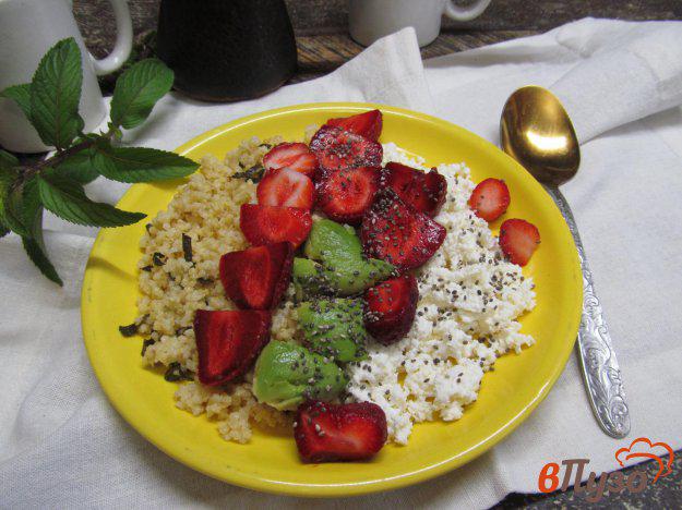 фото рецепта: Пшенная каша с ягодами и авокадо