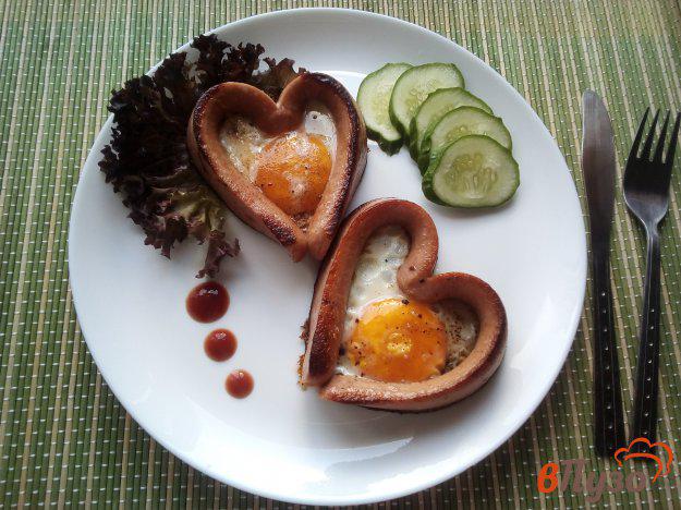 фото рецепта: Яичница с сосиской в форме сердца