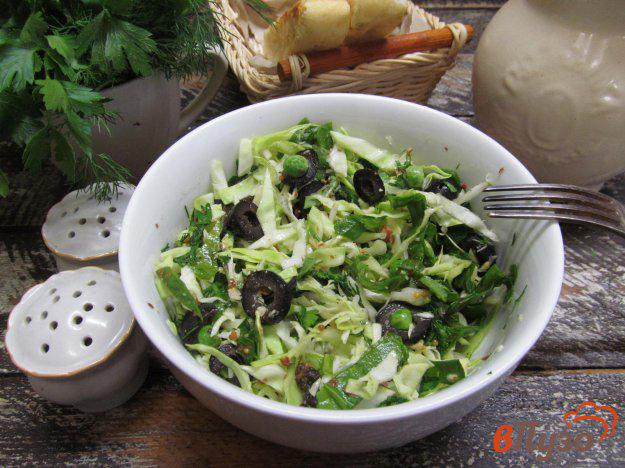 фото рецепта: Салат из капусты с горошком и оливками