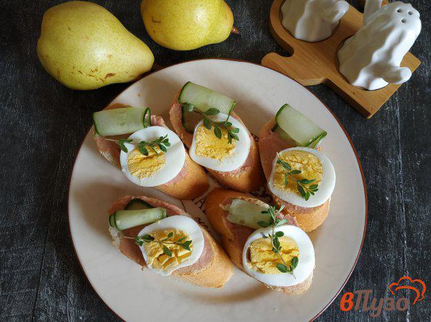 фото рецепта: Бутерброды с паштетом и яйцом