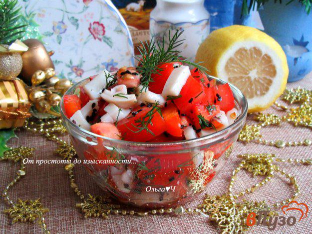 фото рецепта: Салат с кальмарами «Красное и белое»