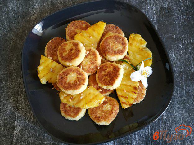 фото рецепта: Сырники с ананасом-гриль