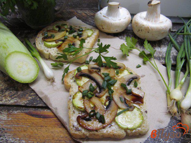 фото рецепта: Бутерброды с жареными кабачками и грибами