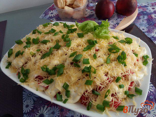 фото рецепта: Слоёный салат из куриного филе с салатными листьями и сыром