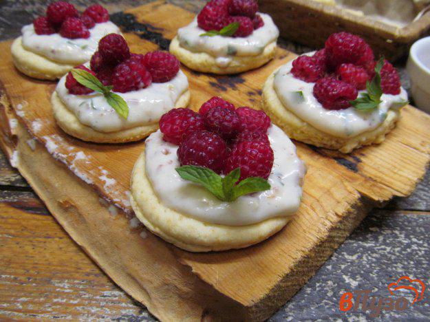 фото рецепта: Печенье с кремовой начинкой и ягодами