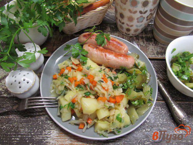 фото рецепта: Овощное рагу с колбасками и соленым огурцом