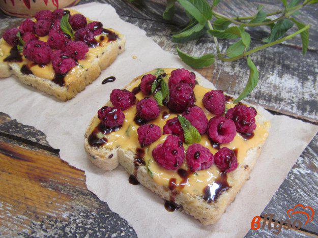 фото рецепта: Тосты с кремом из маршмеллоу и ягодами