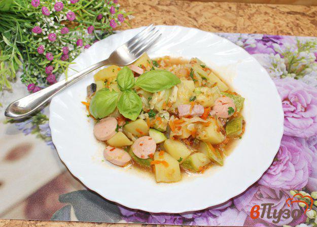 фото рецепта: Овощное рагу с сосисками и ветчиной