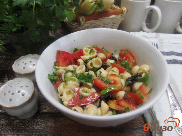 фото рецепта: Салат из макарон с вялеными оливками и помидором