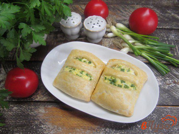 фото рецепта: Слоеные пирожки с зеленым луком и яйцом