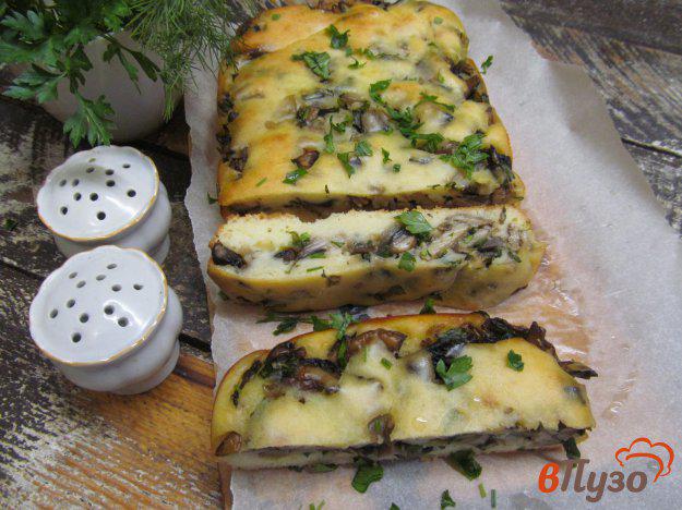 фото рецепта: Пирог на кефире с грибами и зеленым луком
