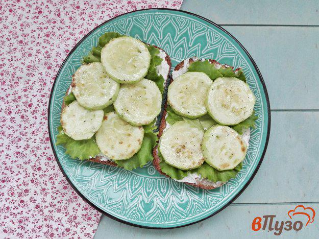 фото рецепта: Бутерброды с кабачком и листьями салата