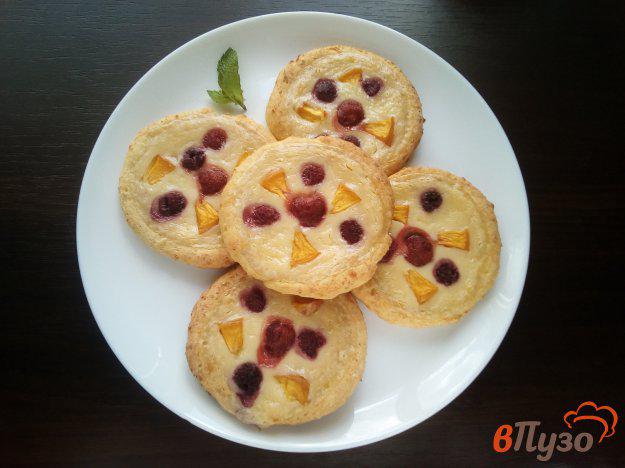 фото рецепта: Творожное печенье с кремом и ягодами