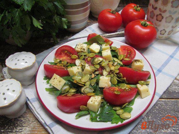 фото рецепта: Салат из помидоров с семечками тыквы и зелени