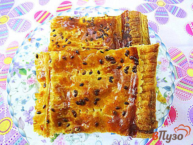 фото рецепта: Слоёный пирог с консервированной килькой в томате
