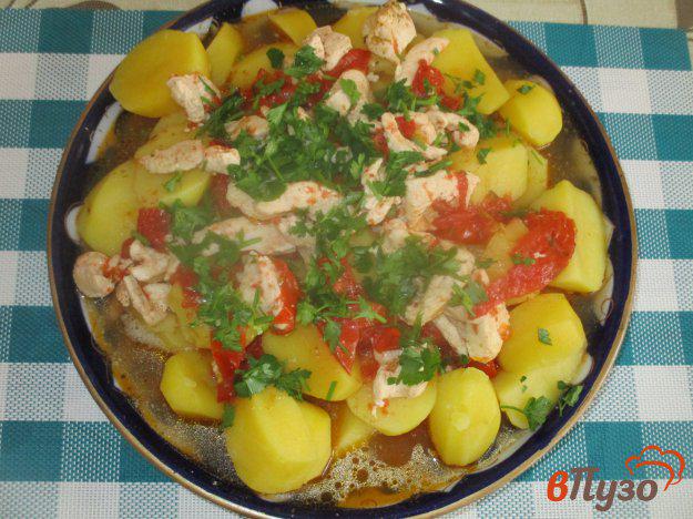 фото рецепта: Картофель с куриной грудкой и помидорами