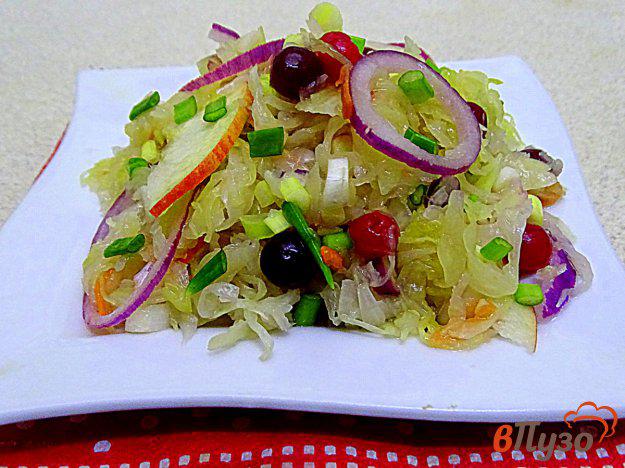 фото рецепта: Салат из квашеной капусты с яблоками и маслинами