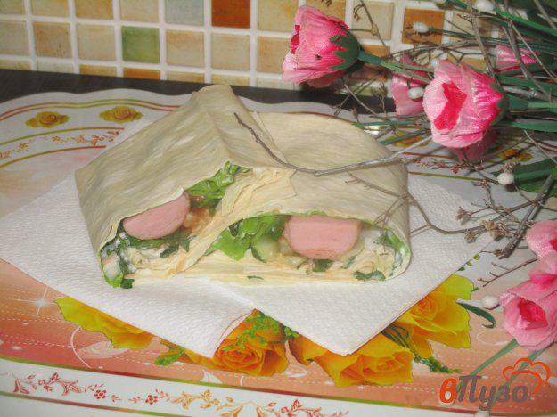 фото рецепта: Сосиски в лаваше с салатом и зеленью