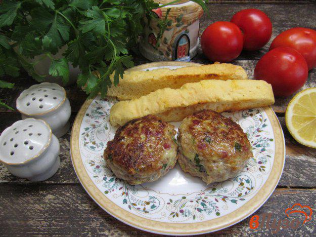 фото рецепта: Мясные котлеты с кабачком и салями