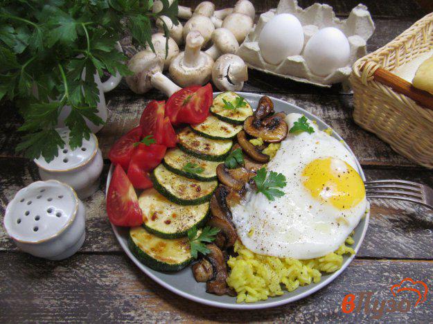 фото рецепта: Теплый кобб - салат из риса с кабачком и грибами